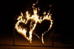 Brennende Herzen als Teil der Hochzeitsfeuershow in Nürnberg