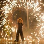 Feuerkünstler zeigt Funkenregen