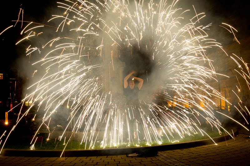 Feuershow als Kreatives Unterhaltungsprogramm zum Sommerfest