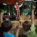 Freiwillige Zuschauer des Feuergauklers am Mittelaltermarkt