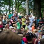 Zuschauer vor Bühne des Gauklers auf Mittelalterfest