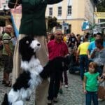 Stelzenpolizist mit Hund