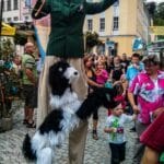 Stelzenwalkact Polizist