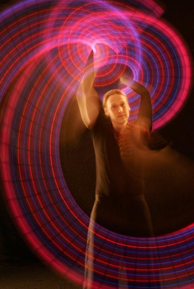 Schwingen von Leuchtstäben auf einer Geburtstagsfeier erzeugt Lichtspuren