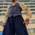 Stelzenläufer vor Hochhaus