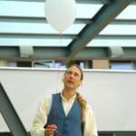 Stelzenläufer mit Ballon