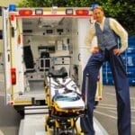 Stelzenläufer vor Krankenagen