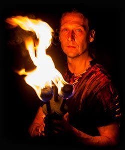 Feuerkünstler Detlef Vogt bei seiner Feuershow 
