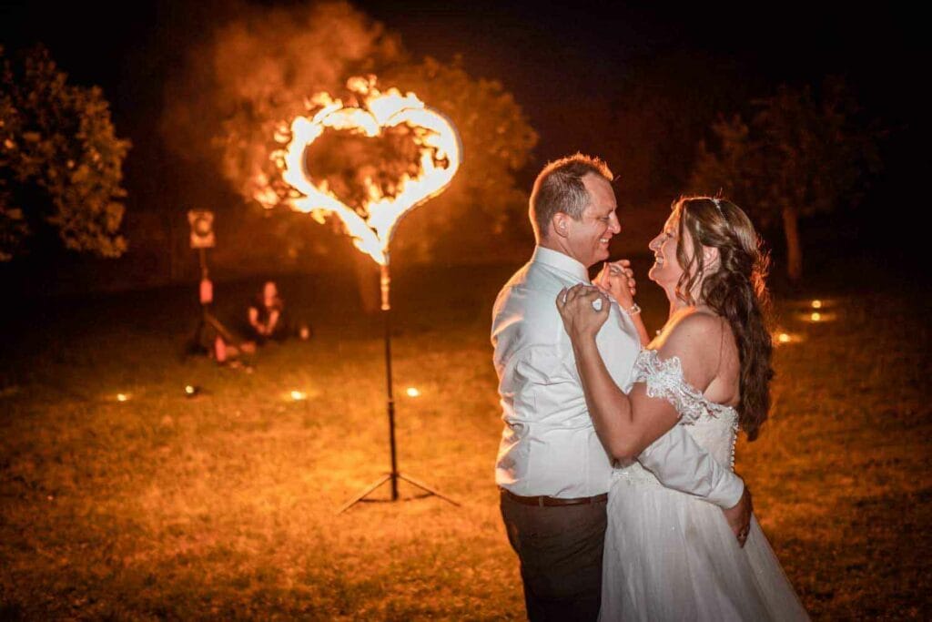 Hochzeitspaar vor brennendem Herz