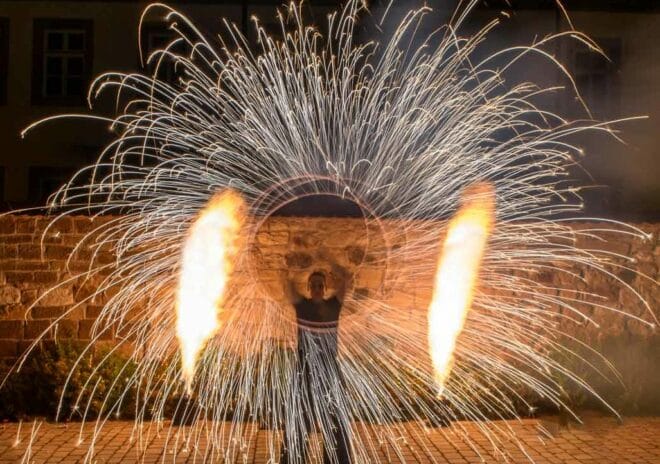 Funkenfinale mit Flammensäulen