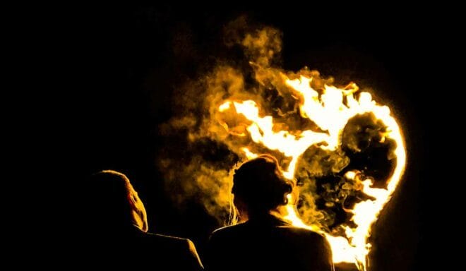 Brautpaar vor brennendem Herzen Feuershow Hochzeit