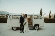 Brautpaar vor altem VW-Bus