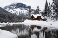 Hütte in den Bergen - Ideen 30 Geburtstag feiern Winter