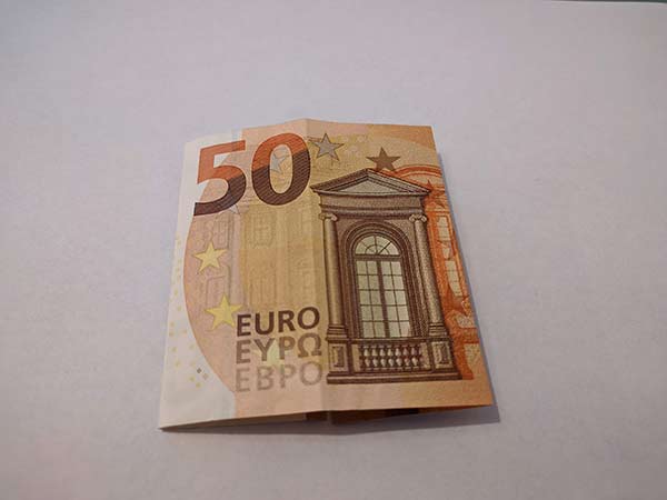 50 Euro Banknote umdrehen