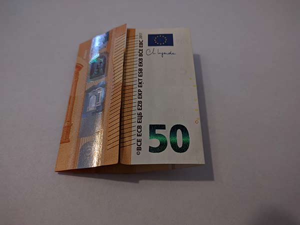 50 Euronote dreimal gefaltet