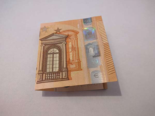 Geldschein einmal gefaltet