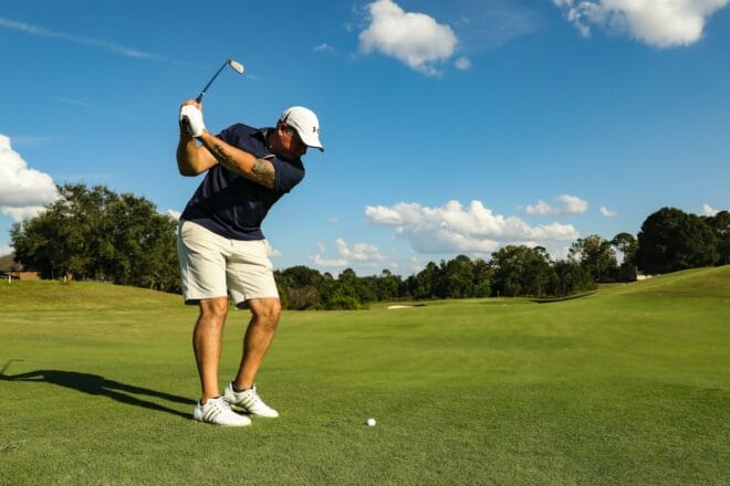 50 jähriger Mann spielt Golf