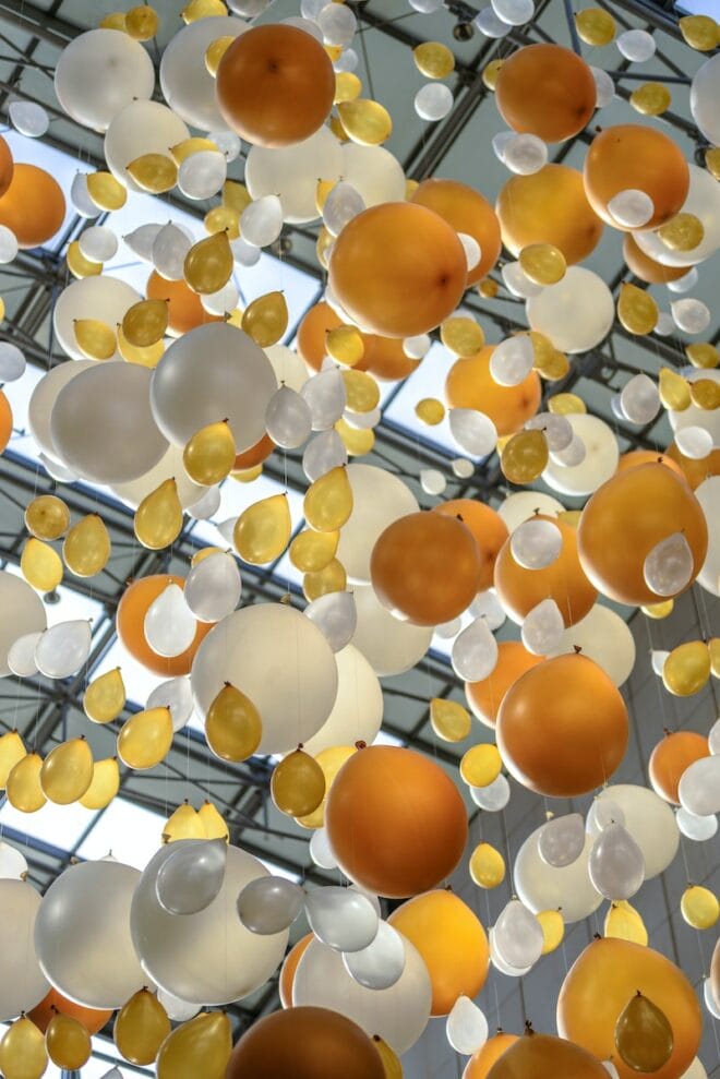 Luftballons an der Decke als Partydekoration