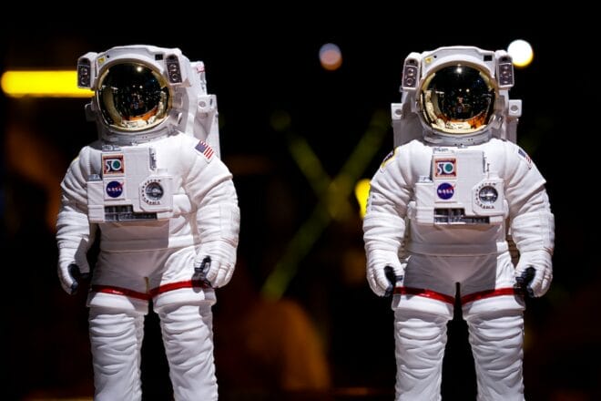 Zwei Menschen in Weltraumanzug
