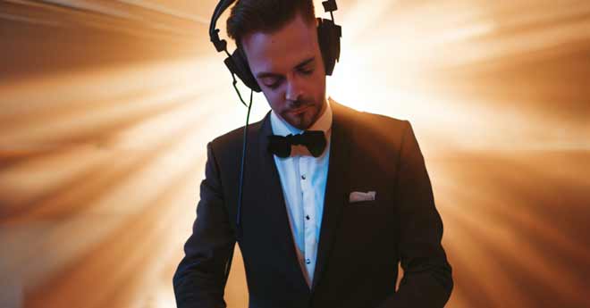 Ein Mann im Smoking sorgt bei einer Hochzeit für Unterhaltung.