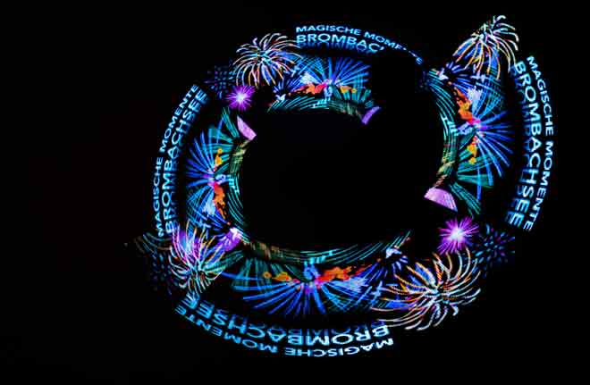 Lichtkünstler zaubert mit seiner Lichtjonglage das Logo "Magische Momente Brombachsee" in die Nacht