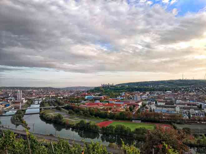 Ein malerischer Blick auf Würzburg vom Schlosshotel Steinberg aus.