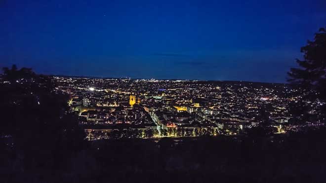 Nachtansicht von Würzburg vom Niklashof aus.
