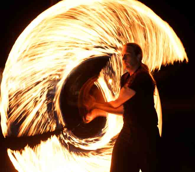 Brennende Feuerseile während einer Feuershow in Würzburg.