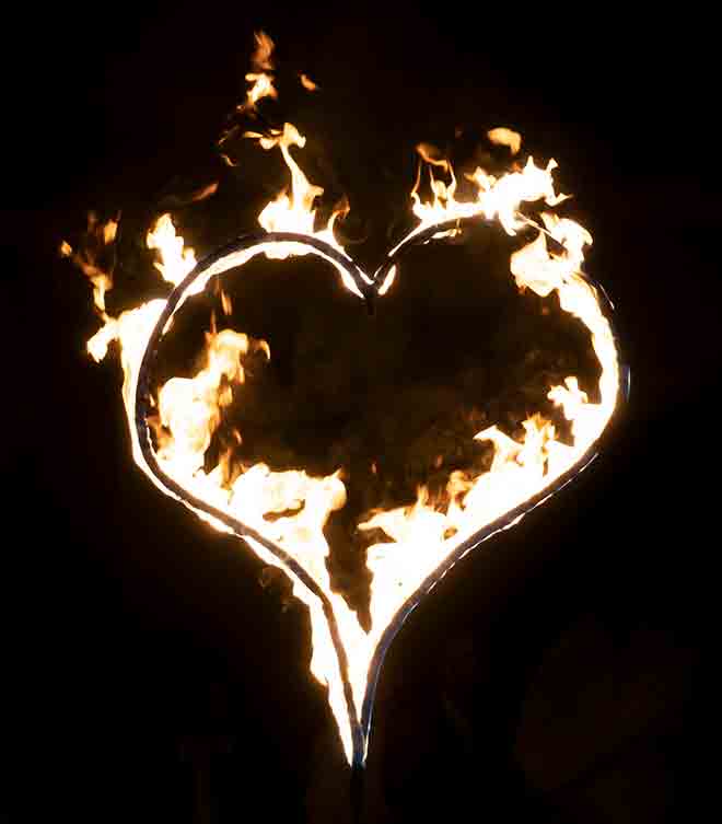 Ein brennendes Herz in Flammen in den Nacht.