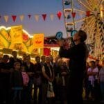 Gäste am Volksfest in Nürnberg bestaunen eine Lichtshow von Detlef Vogt