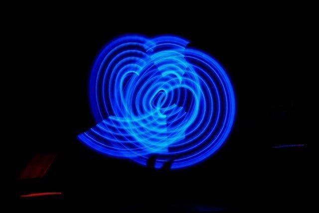 Vom Lichtkünstler erzeugte Lichtspuren während der LED-Show