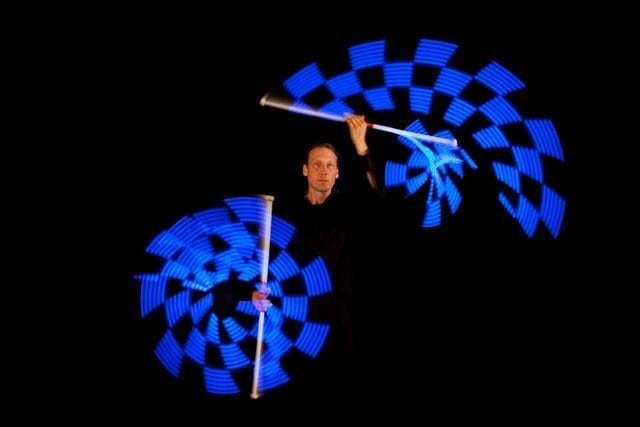 Detlef Vogt präsentiert LED-Stäbe auf einer Feier zum 40. Geburtstag