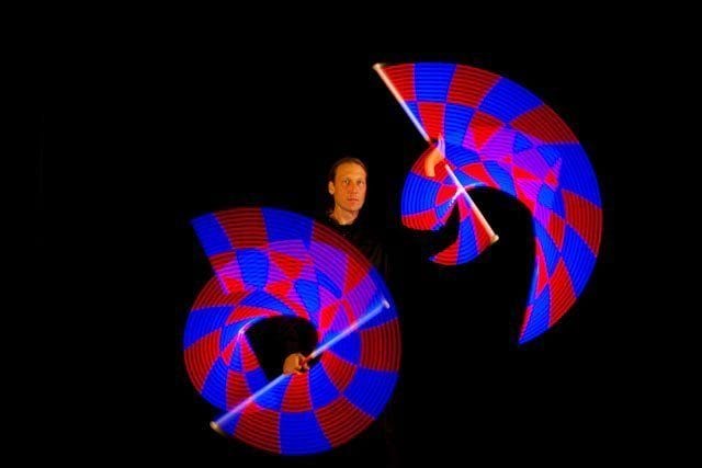 Programmierte LED Stäbe leuchten während der Leuchtshow auf einem Geburtstag in verschiedenen Farben und Mustern