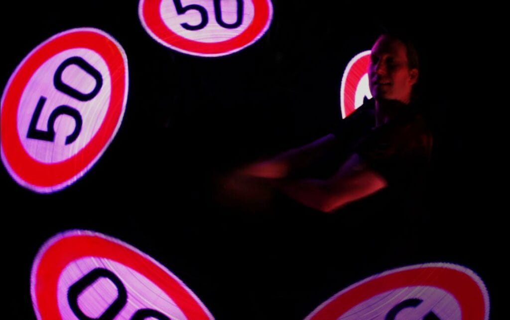 Schwebende 50: Überraschung bei der LED Show zum Geburtstag
