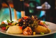Teller mit Essen Festliches Abendessen zur Silberhochzeit