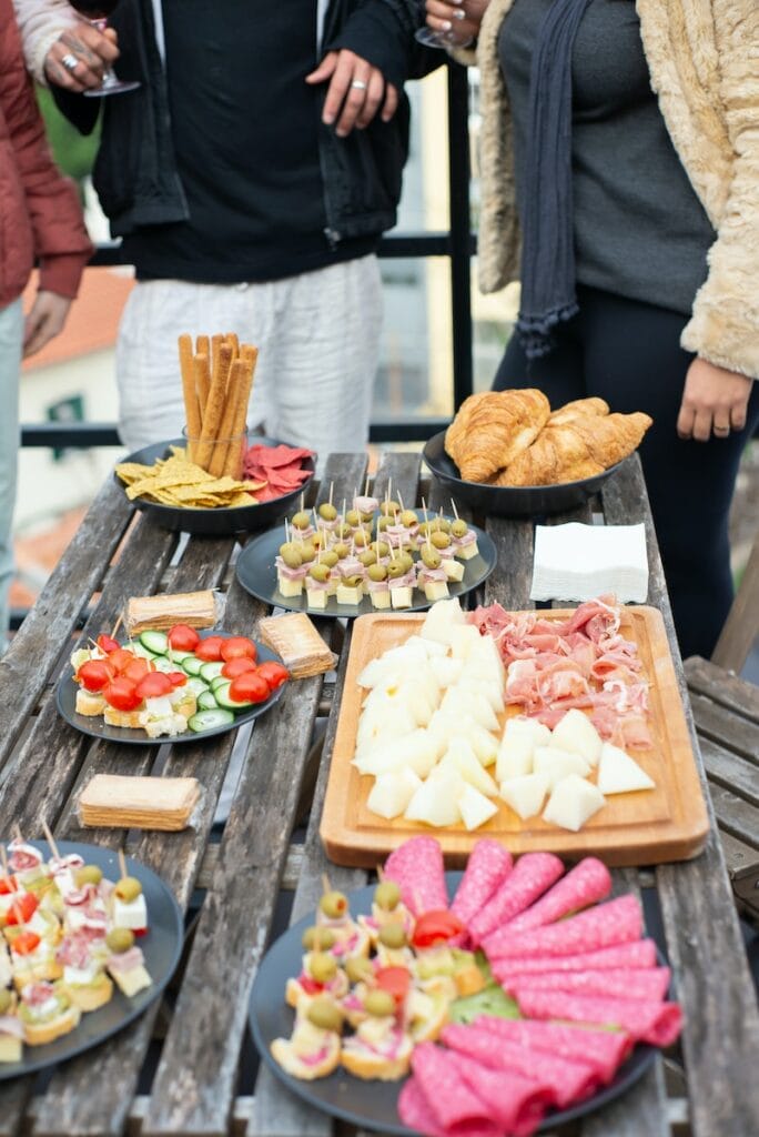 Fingerfood auf einem Holztisch