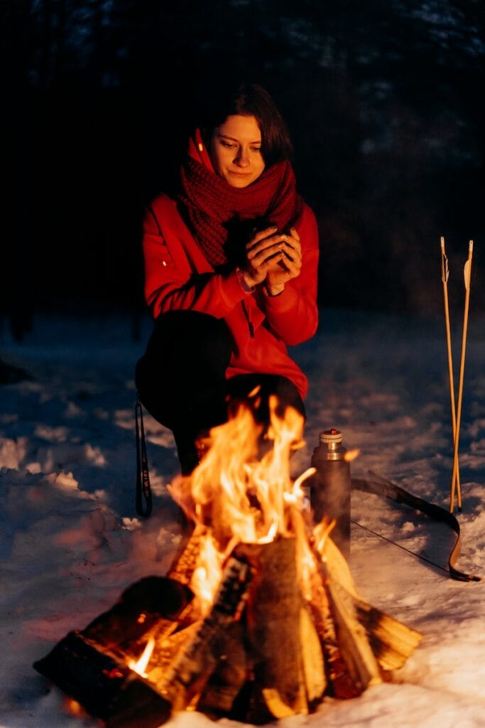 Lagerfeuer zur Gartenparty im Winter