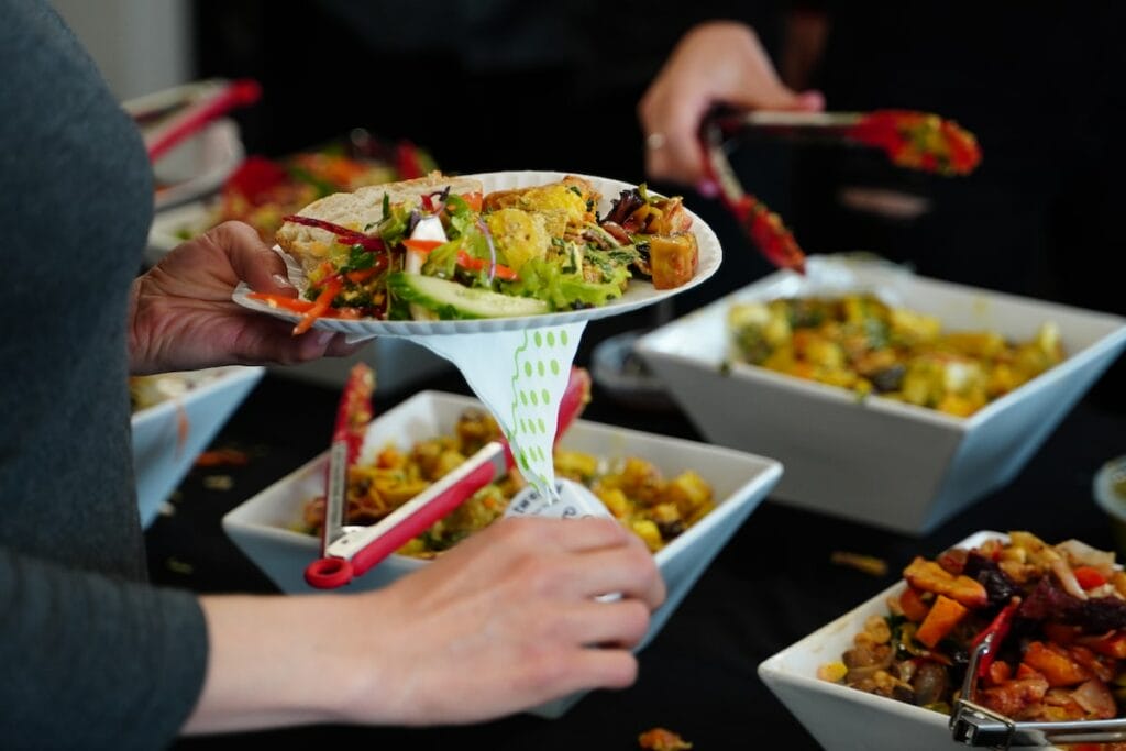 Eine Person bedient sich am Buffet
