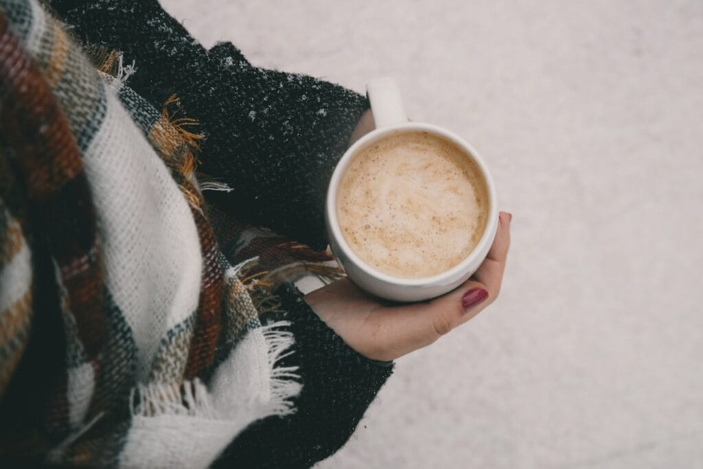 Winterparty Frau hält eine Tasse