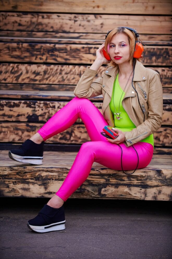 Frau im 80 er Jahre Outfit