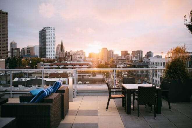 Terrasse auf dem Dach mit Blick auf die Stadt