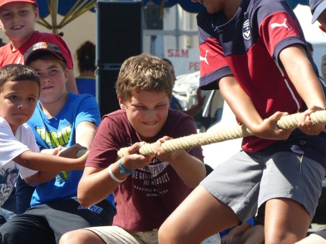 Tauziehen als Spiel zum Sommerfest