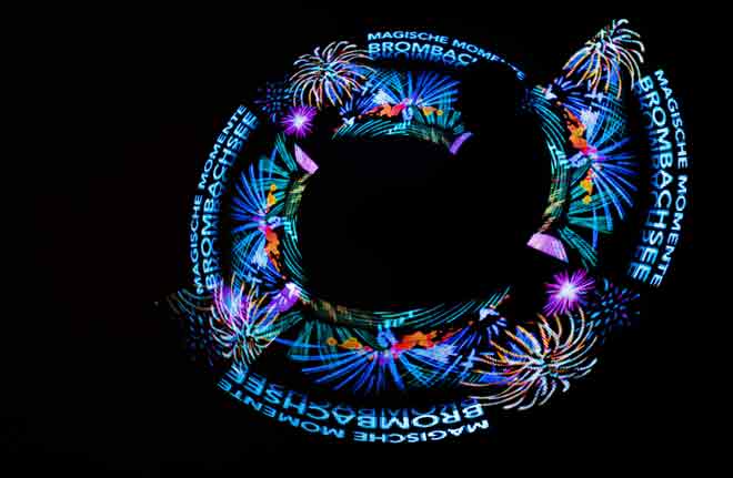 Lichtkünstler zaubert das Logo "Magische Momente Brombachsee" in die Nacht
